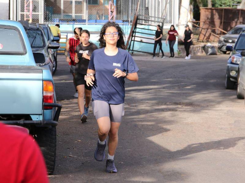 El parqueo de la Villa Olímpica recibe diariamente a decenas de vehículos y usuarios que llegan al complejo para practicar deportes, ejercitarse o participar en distintas actividades.