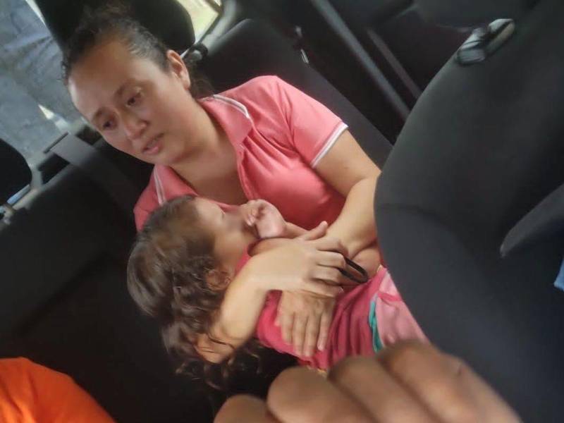 Momento en el que la madre ya se encontraba con la pequeña Reina Erazo.