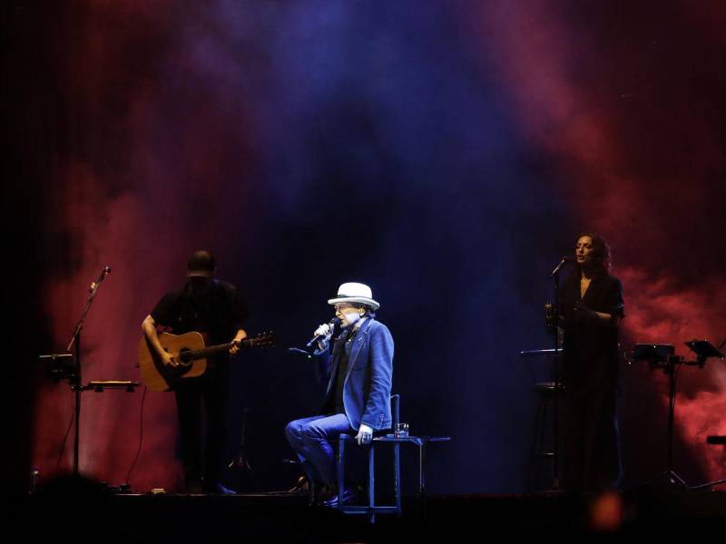 El cantautor español interpretó éxitos como “19 días y 500 noches”, entre otros.