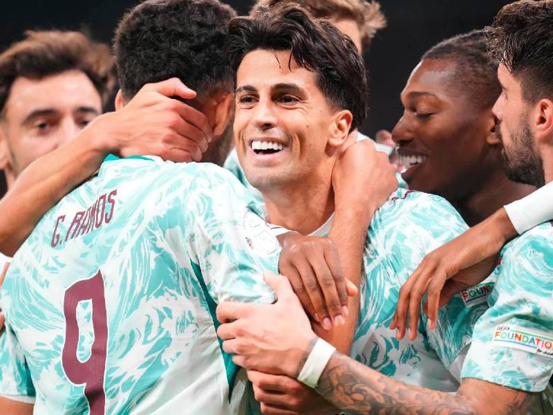 João Cancelo celebró su gol ante Dinamarca.