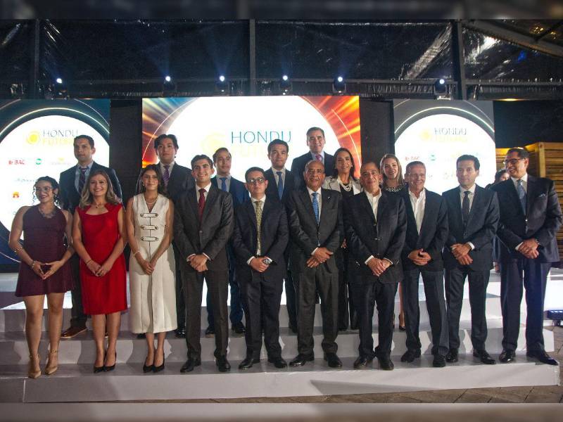 22 jóvenes hondureños seleccionados como parte de la décimo tercera generación de beneficiarios del Programa Crédito-Beca de Hondufuturo.