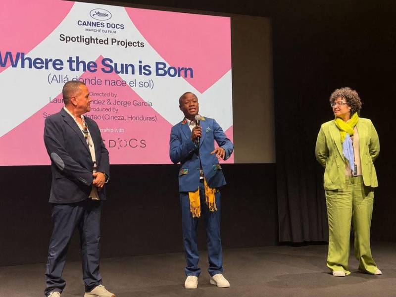 El productor Servio Tulio Mateo, y los codirectores del documental Jorge García y Laura Bermúdez, durante su presentación en Cannes Docs.