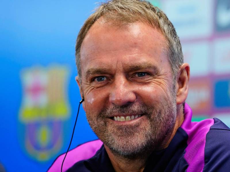 Hansi Flick tiene al FC Barcelona como líder de LaLiga española.