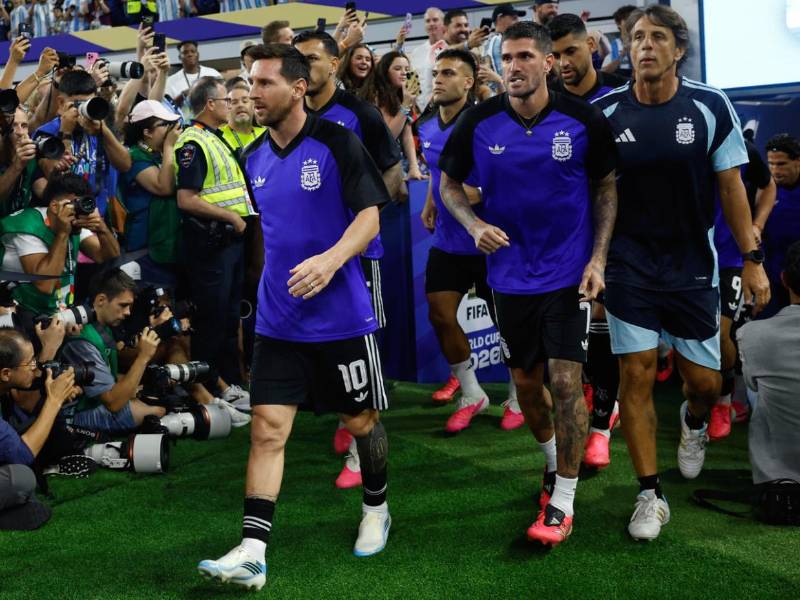 Lionel Messi comenzó como suplente con la selección de Argentina ante Jordania.