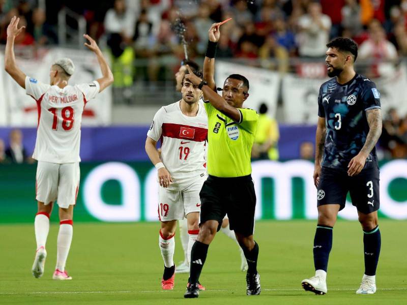 Momento exacto en el que Iván Barton le saca la tarjeta roja a Miguel Almirón.