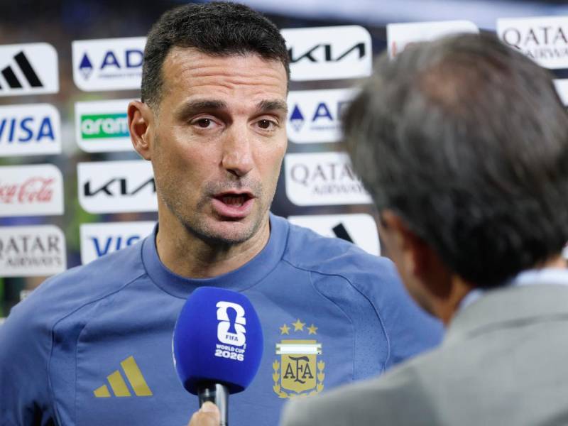 Lionel Scaloni da detalles del por qué Messi se quedó como suplente ante Jordania.