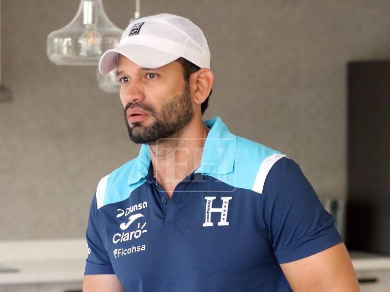 El colombiano busca darle una nueva identidad al fútbol femenino en Honduras.