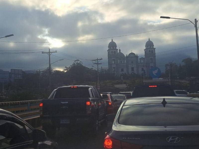 Rotonda de bulevar Suyapa en el desvió a la aldea de Suyapa ante las celebraciones religiosas.