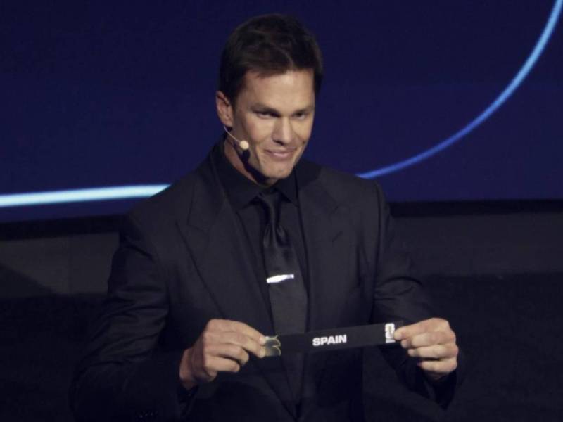Tom Brady fue el encargado de sacar la bola donde estaba el nombre de la Selección de España.