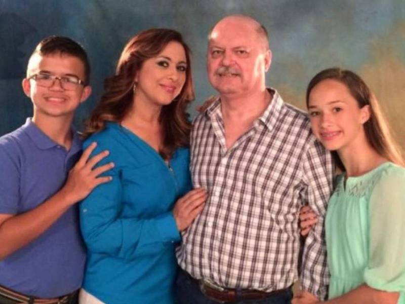 Imagen de archivo de Neida Sandoval y David Cochran junto a sus hijos gemelos.