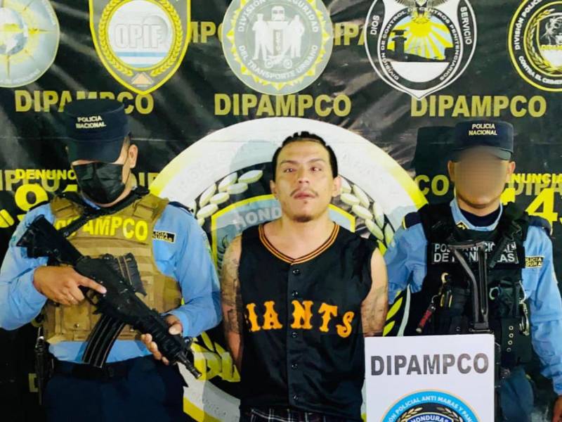 Bayron Josué Sánchez, alias Bugy Boy, detenido por agentes de dos unidades de la Policía Nacional (PN).