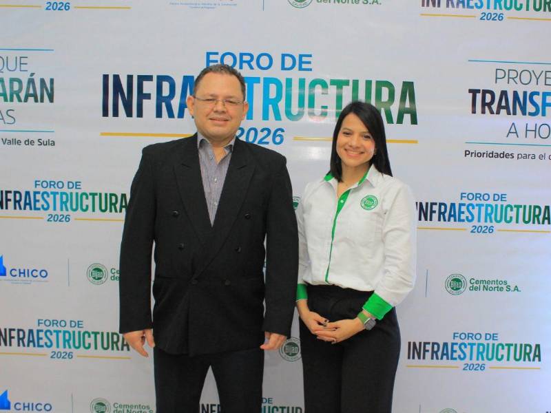 José Leónidas Zelaya junto a Beverly Rivera ejecutivos de Cementos del Norte S.A.