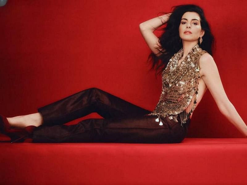 Anne Hathaway posa radiante tras ser reconocida como la mujer más bella del mundo por la revista People.