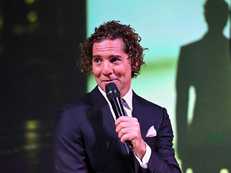 El cantante español David Bisbal presenta este viernes Eternos, un álbum que define como un homenaje a la “época dorada del pop romántico.
