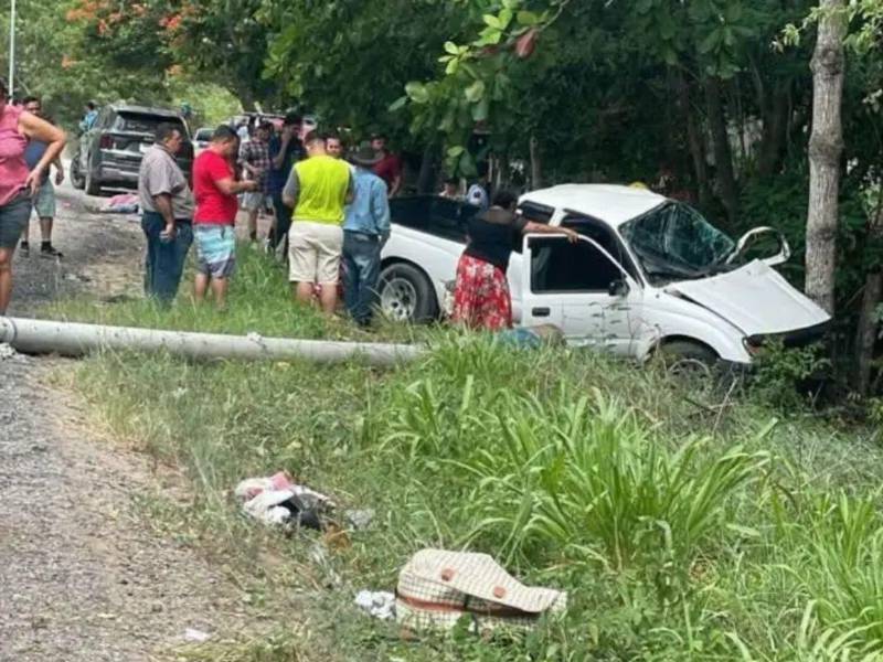 Pasajeros que lograron salir con vida están intentando sacar a las personas que quedaron atrapadas tras el volcamiento del autobús.
