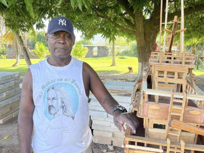 Con las manos de un hombre trabajador, Antolín Álvarez dejó a un lado la pesca y resurgió con la creación de barcos de madera.​​​​​​