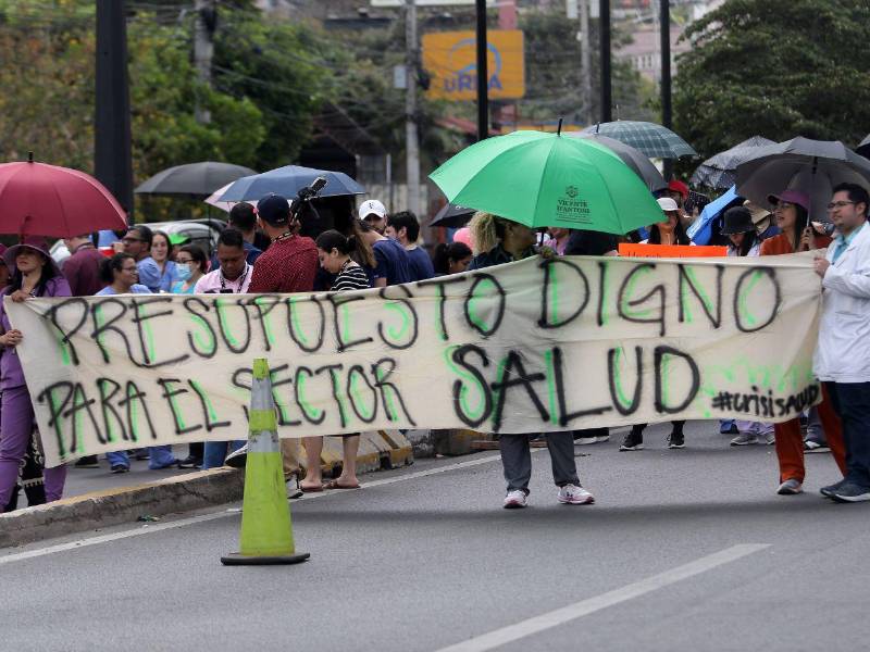 Luego de varias semanas de protestas las autoridades de Salud y el Colegio Médico llegaron a un acuerdo.