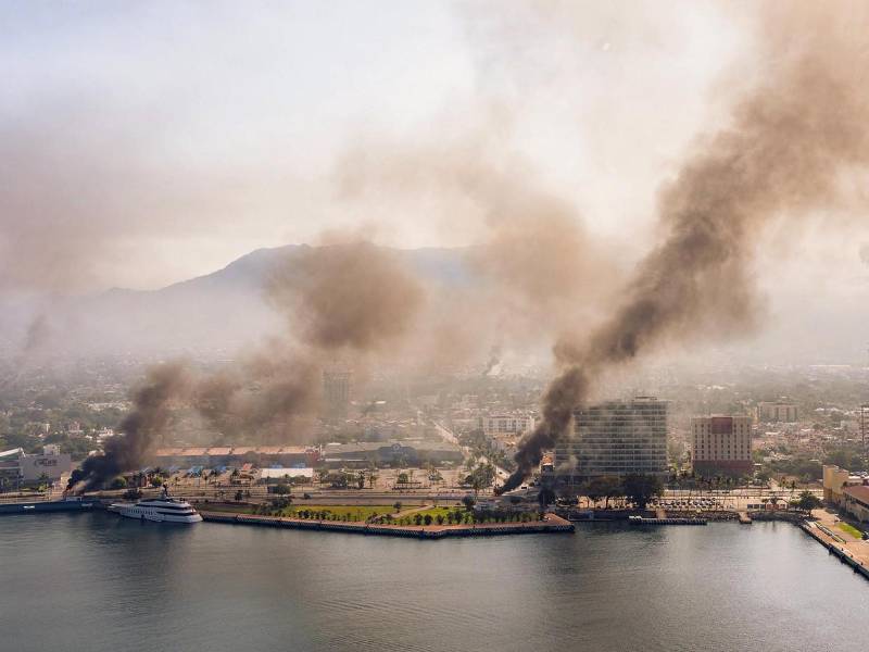 Calles semivacías y comercios cerrados marcaron las primeras horas de tensión en Puerto Vallarta, luego de que se difundiera la noticia de la muerte de El Mencho y comenzaran reportes de hombres armados despojando vehículos. La ciudad turística vivió ayer 12 horas de terror.