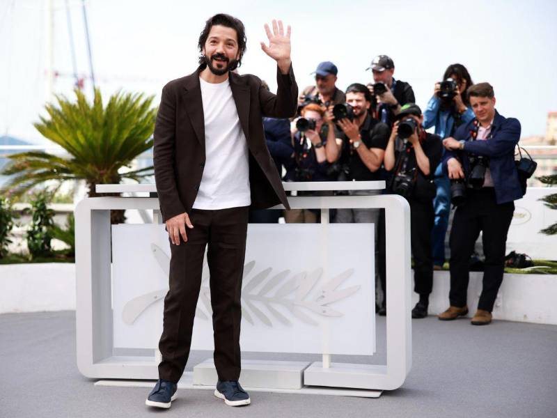 Con un reparto encabezado por Anna Díaz y Adriana Paz, el cineasta Diego Luna utiliza el escenario del certamen francés para exhibir una producción cinematográfica centrada en los retos globales de la migración y la acogida en la sociedad actual.