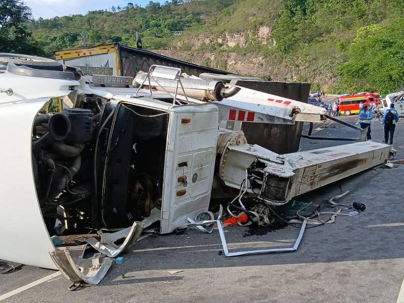 El pesado vehículo de remolque no contaba con permiso de operación para circular al momento de presuntamente provocar el accidente.