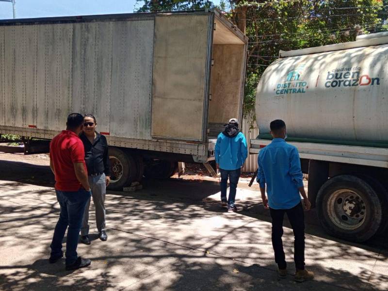 Los empleados denunciaron que no hay cuartos fríos, por lo que los cuerpos se están descomponiendo.