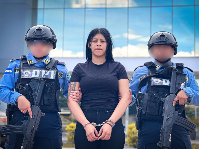 Estrella Elizabeth Jiménez Velásquez, custodiada por dos agentes femeninas de la Dirección Policial de Investigaciones (DPI).