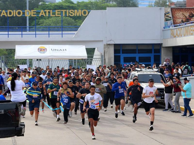 Al finalizar el evento, más de 350 estudiantes, docentes y colaboradores de la UNAH disfrutaron de música, baile y un ambiente de convivencia en el Palacio Universitario de los Deportes.