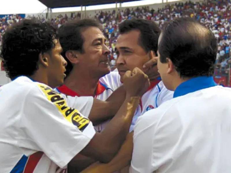 Nahum Espinoza tras conquistar un título frente a Marathón.