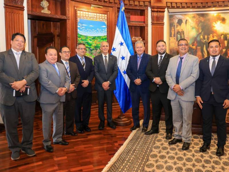 El presidente de la República, Nasry Asfura se reunió en Casa presidencial con representantes de las empresas constructoras del país.