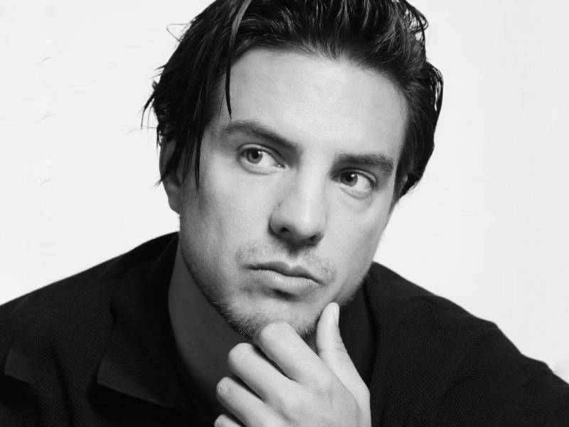 Mientras Vadhir Derbez niega la denuncia que una joven presentó en su contra en 2025, documentos judiciales revelan que en 2009 el artista ya había sido acusado formalmente de agresión física contra una menor de edad en Estados Unidos.