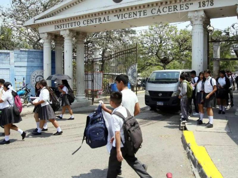 Los estudiantes de educación media (de décimo a duodécimo grado) tendrán diferentes opciones para avanzar al siguiente año escolar aún si no aprueban la recuperación.