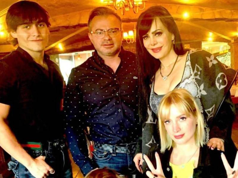 Marco Chacón acusó públicamente a Imelda Tuñón, viuda de Julián Figueroa, de haber sustraído objetos de valor dentro del hogar que compartían, entre ellos una bolsa Chanel de Maribel Guardia y una mochila Montblanc de su propiedad, que la joven habría intentado vender a terceros con la versión de que se los habían regalado.