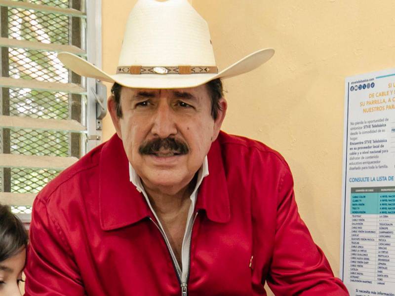 Mel Zelaya respalda a Xiomara Castro tras denuncias de un posible golpe de Estado.