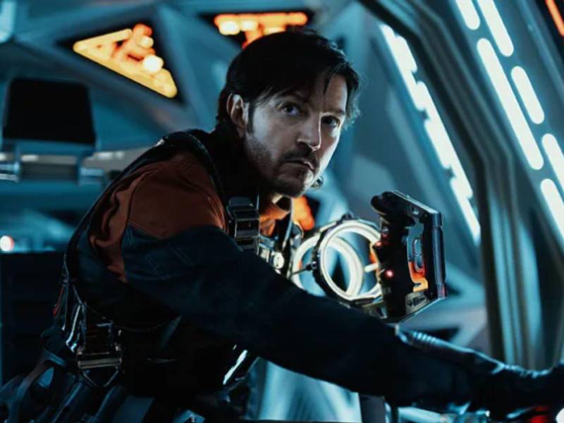 El mexicano Diego Luna es uno de los actores que podrían poner a los latinos en alto durante la entrega de premios de los Golden Globes de este domingo 11 de enero por su actuación en Andor.