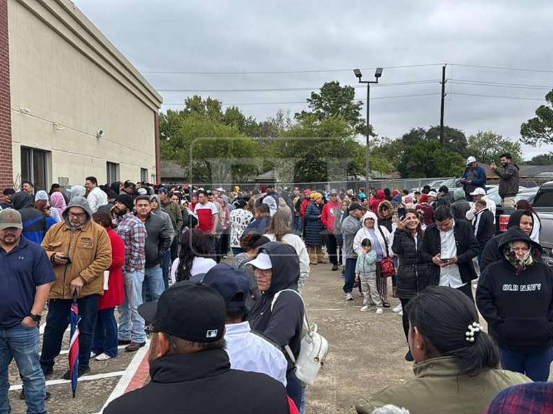 El centro de votación en Houston dispone únicamente de dos urnas, custodiadas por dos guardias de seguridad y cuatro miembros del CNE.