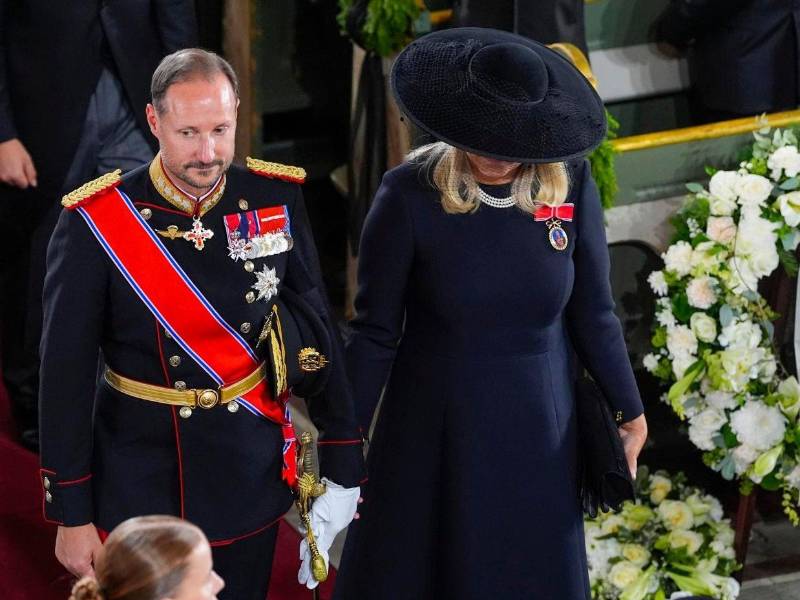 El rey Haakon VIII y la reina Mette-Marit tras la ceremonia fúnebre del rey de Noruega Harald V en la Catedral de Oslo, Noruega, este miércoles.