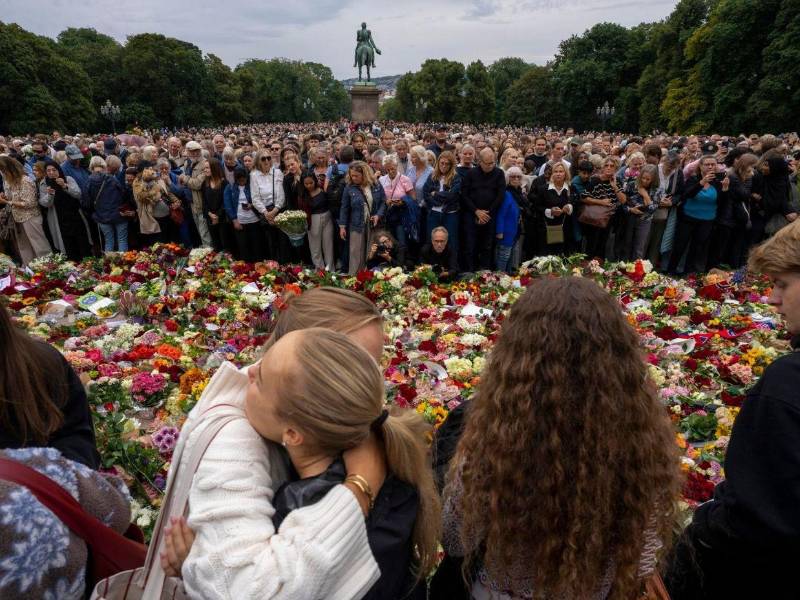 La tristeza y el deseo de rendir homenaje a quien fuera un rey extremadamente popular movían este viernes a miles de noruegos a acercarse al Palacio Real de Oslo para expresar su respeto por el rey Harald V, fallecido hoy a los 89 años y que muchos perciben como parte de su familia o el abuelo del país.
