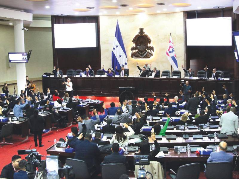 A las 4:00 PM fue convocada la sesión legislativa para este día y si se cuenta con 86 votos se procederá a nombrar una comisión especial integrada por nueve diputados que investigarán los hechos de la denuncia del juicio político contra Marlon Ochoa, consejero del CNE.