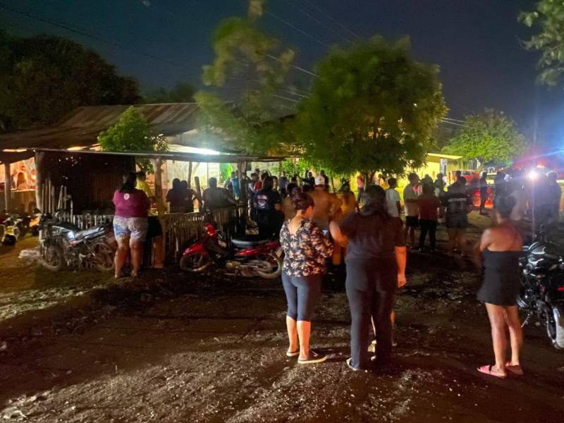 Hombre armados en motocicletas llegaron a la vivienda y dispararon, según reportes preliminares.