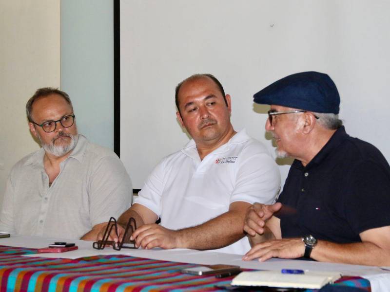 Entre experiencias que van desde los 42 años del Festival Internacional de Poesía de Trois-Rivières, en Canadá, hasta los procesos emergentes de Honduras y Bolivia, el conversatorio dio oportunidad al análisis.