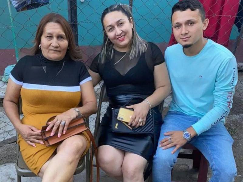 Horrorosa y estremecedora fue la escena encontrada en la vivienda donde una familia fue víctima de una masacre en la residencial Centroamérica, en Tegucigalpa, entre ellos un menor de apenas 13 años de edad.