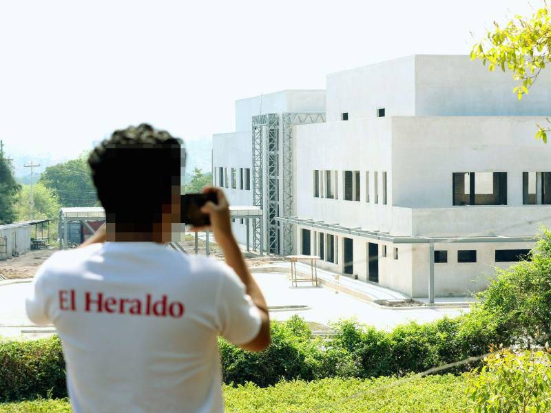 Las obras de los hospitales de Ocotepeque, Salamá y Santa Bárbara permanecen inconclusas tras múltiples rediseños y ajustes presupuestarios.