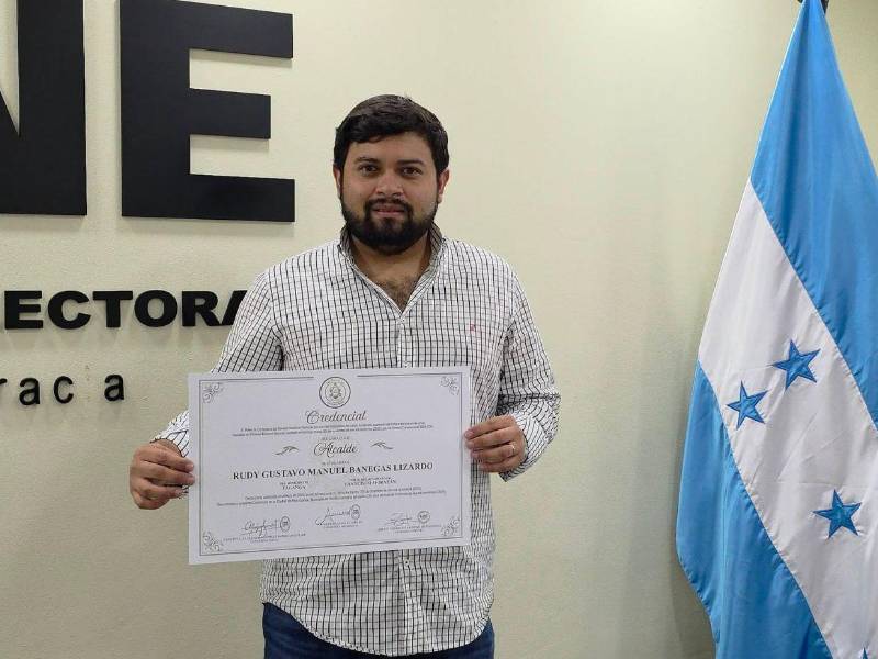 El joven Rudy Gustavo Manuel Banegas Lizardo recibió ayer la credencial de parte del Consejo Nacional Electoral (CNE), como ganador de la alcaldía del municipio de Talanga.