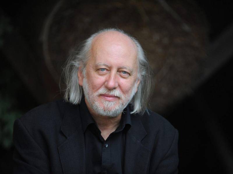 La Academia Sueca reconoció este jueves a Krasznahorkai con el Nobel de Literatura por su obra convincente y visionaria que, en medio del terror apocalíptico, reafirma el poder del arte.