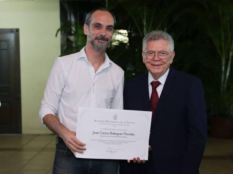 José Carlos Balaguer recibe reconocimiento de la Academia Hondureña de la Lengua, de manos de Víctor Manuel Ramos.