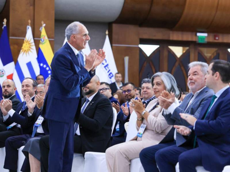 El presidente estuvo en el evento junto al alcalde de San Pedro Sula, Roberto Contreras.