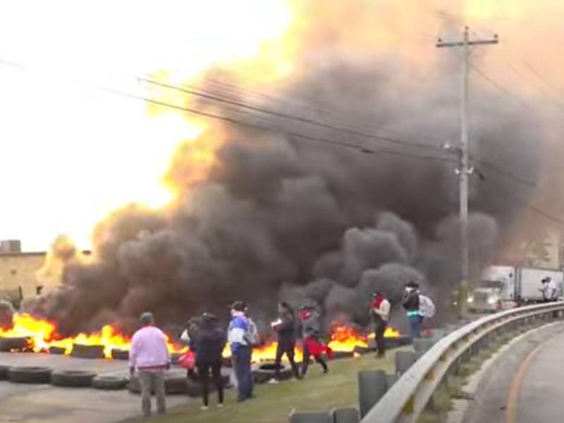 El grupo de simpatizantes estaba conformado por aproximadamente 16 personas encapuchadas que portaban banderas de Libre.