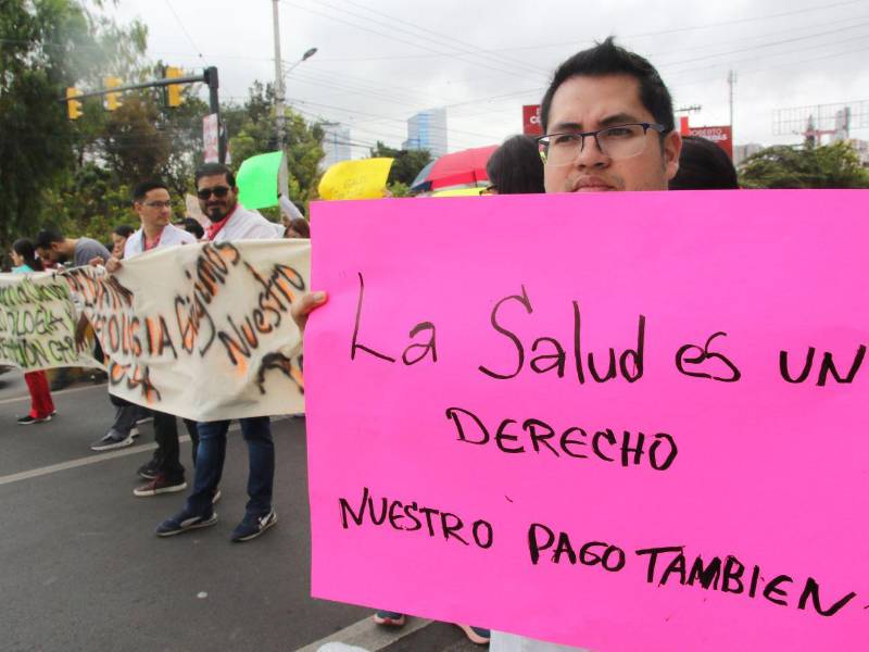 Los médicos residentes demandan de las autoridades que les paguen el salario-beca porque, de lo contrario, a partir del lunes amenazan con ejecutar acciones de protesta.