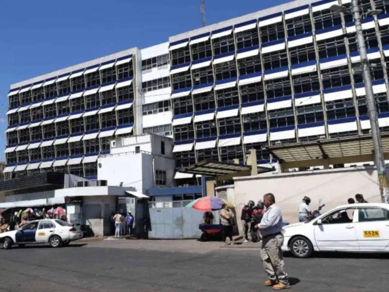 Las autoridades anunciaron sanciones para quienes estacionen sus motocicletas sobre las aceras, así como para quienes se dediquen a cuidar vehículos y cobrar por ocupar espacios públicos.