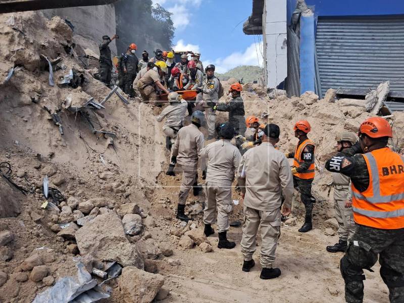 Mano a mano, de bombero a bombero, fue pasada la camilla de rescate que contenía los restos de Félix Núñez, capitalino que murió al quedar soterrado en el derrumbe de un cerro en el anillo periférico, a la altura de Río Grande Sur. El hallazgo de la segunda víctima ocurrió a eso de las 11 de la mañana de este 24 de junio, más de 24 horas después de la tragedia.